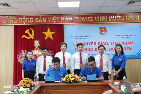 Đảng bộ Công ty Thủy điện An Khê - Ka Nak trực thuộc Đảng bộ EVNGENCO2 - Ảnh 2. Ông Dương Thái Anh - ủy viên BCH Trung ương Đoàn, ủy viên BCH Đoàn khối Doanh nghiệp Trung ương, bí thư Đoàn TNCS Hồ Chí Minh EVN và ông Bùi Lê Khánh - bí thư BCH Đoàn KDN tỉnh Bình Định ký kết biên bản chuyển giao tổ chức Đoàn cơ sở AKKN - Ảnh: Thu Hoài