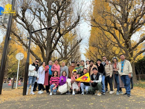Du lịch Nhật Bản mùa thu chỉ hơn 20 triệu - Ảnh 1. Đoàn khách SaigonTimes tham quan trường đại học Tokyo mùa thu
