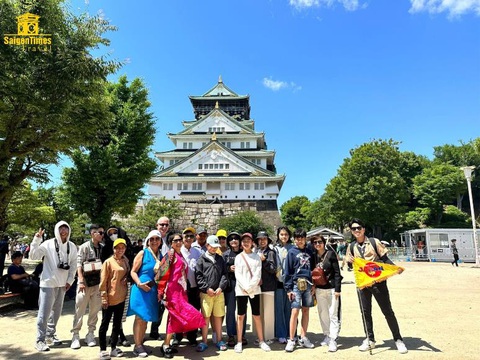 Du lịch Nhật Bản mùa thu chỉ hơn 20 triệu - Ảnh 2. Đoàn khách SaigonTimes tham quan Lâu đài Osaka