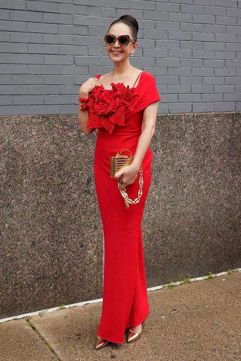 Dàn sao 'đỏ rực' dự show diễn của Đỗ Mạnh Cường tại Tuần lễ Thời trang New York - Ảnh 3. Diễn viên Diễm My chọn đầm cổ vuông, thiết kế cổ điển, với hoa 3D làm điểm nhấn ở cổ. Diễm My chọn phụ kiện màu vàng ánh kim rực rỡ phối cùng trang phục.