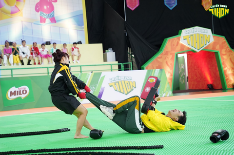 Thậm chí, cô còn có thể… kéo lê Chí Thiện ‘không xi nhê’ khiến 24 em bé rất bất ngờ. Để giảm không khí căng thẳng, Chí Thiện hài hước đề nghị Ngọc Phước đổi sang môn… khiêu vũ. Thậm chí, cô còn có thể… kéo lê Chí Thiện ‘không xi nhê’ khiến 24 em bé rất bất ngờ. Để giảm không khí căng thẳng, Chí Thiện hài hước đề nghị Ngọc Phước đổi sang môn… khiêu vũ.