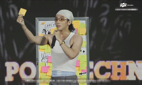 Biết fan nữ 'trốn mẹ đu show' Sơn Tùng M-TP có lời nhắn siêu cute - Ảnh 6. Sơn Tùng M-TP phấn khích đọc "thư tình" fan gửi, hoảng hốt vì fan tự thú "trốn mẹ đu show"