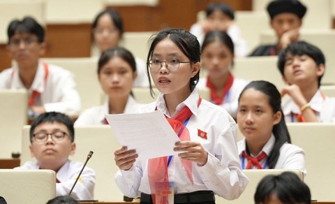 Đại biểu trẻ em phát biểu thảo luận tại phiên họp giả định về câu chuyện thời sự của trẻ em hiện nay Ảnh: BẢO KHANH Đại biểu trẻ em phát biểu thảo luận tại phiên họp giả định về câu chuyện thời sự của trẻ em hiện nay - Ảnh: BẢO KHANH