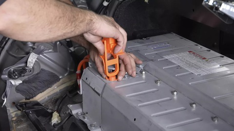 Có đáng thay pin cho xe hybrid cũ khi tiền sửa hơn cả giá xe? - Ảnh 3. Tính kinh tế thường sẽ quyết định một chiếc xe được sửa chữa để tiếp tục sử dụng hay bị loại bỏ - Ảnh: The Car Care Nut