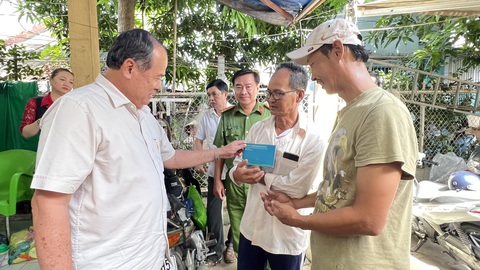 Hai cha con ghe lúa cứu đứa bé từ trên cầu rơi xuống sông - Ảnh 2. Chủ tịch UBND tỉnh An Giang khen thưởng đột xuất cho hai cha con ông Thọ - Ảnh: E.X.