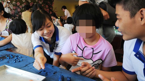 Phụ huynh nên điều chỉnh thời gian con dùng các thiết bị kỹ thuật số (tối đa 3 giờ/ngày), tăng cường các hoạt động vui chơi ngoài trời - Ảnh: MINH ĐỨC Phụ huynh nên điều chỉnh thời gian con dùng các thiết bị kỹ thuật số (tối đa 3 giờ/ngày), tăng cường các hoạt động vui chơi ngoài trời - Ảnh: MINH ĐỨC