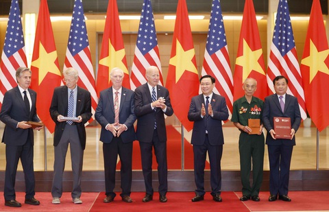 Chủ tịch Quốc hội Vương Đình Huệ và Tổng thống Mỹ Joe Biden chứng kiến lễ trao kỷ vật, nhật ký chiến tranh - Ảnh: TTXVN Chủ tịch Quốc hội Vương Đình Huệ và Tổng thống Mỹ Joe Biden chứng kiến lễ trao kỷ vật, nhật ký chiến tranh - Ảnh: TTXVN