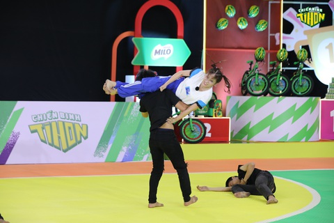 Để bảo vệ cho Hari Won, Khả Như đã liều lĩnh ‘1 đấu 3’ với các đối thủ nặng ký. Cô nàng thực hiện nhiều động tác võ thuật mạnh mẽ, đặc biệt là cú bay người kẹp cổ khiến đối phương gục ngã. Được biết vì tập luyện quá nhiệt tình, trước giờ ghi hình Khả Như đã bị chấn thương. Tuy vậy, nữ diễn viên vẫn hoàn thành xuất sắc tiết mục của đội. Để bảo vệ cho Hari Won, Khả Như đã liều lĩnh ‘1 đấu 3’ với các đối thủ nặng ký. Cô nàng thực hiện nhiều động tác võ thuật mạnh mẽ, đặc biệt là cú bay người kẹp cổ khiến đối phương gục ngã.