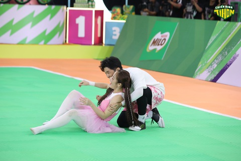 Khi Puka xoay nhiều vòng và treo ngược người lơ lửng trên không trung, Gin Tuấn Kiệt đứng dưới chứng kiến ‘nhất cử nhất động’ và không giấu nổi sự hồi hộp, lo lắng cho bạn gái. Tiết mục của cả hai đã thành công mỹ mãn và mang đến cho 24 em bé cũng như khán giả phần thể hiện rất ấn tượng. Khi Puka xoay nhiều vòng và treo ngược người lơ lửng trên không trung, Gin Tuấn Kiệt đứng dưới chứng kiến ‘nhất cử nhất động’ và không giấu nổi sự hồi hộp, lo lắng cho bạn gái. Tiết mục của cả hai đã thành công mỹ mãn và mang đến cho 24 em bé cũng như khán giả phần thể hiện rất ấn tượng.