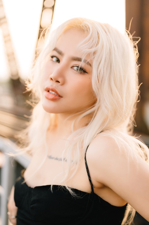 'Học trò Tuấn Hưng' Yến Lê hóa 'sầu nữ' tóc trắng, comeback Vpop - Ảnh 2. 'Học trò Tuấn Hưng' Yến Lê hóa 'sầu nữ' tóc trắng, comeback Vpop - Ảnh 2.