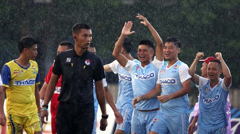 Những CĐV lấp kín khán đài tại Giải vô địch bóng đá công nhân toàn quốc 2023 - Ảnh 7. Dưới cơn mưa nặng hạt, đội Công đoàn Hải Phòng 3 đã giành thắng lợi 1-0 trong trận chung kết để lên ngôi - Ảnh: NGUYÊN KHÔI