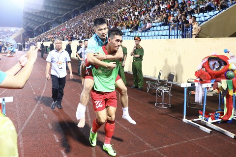 Sau 23 phút, hai cầu thủ đội tuyển Việt Nam phải vào viện cấp cứu - Ảnh 1. Tiến Linh cõng Phạm Trung Hiếu rời sân do chấn thương ở cổ chân phải - Ảnh: MINH ĐỨC
