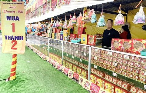 Bánh trung thu được nhiều cửa hàng khuyến mãi “mua 1 thành 2” nhưng vẫn vắng khách - Ảnh: LÂM QUỐC VIỆT Bánh trung thu được nhiều cửa hàng khuyến mãi “mua 1 thành 2” nhưng vẫn vắng khách - Ảnh: LÂM QUỐC VIỆT