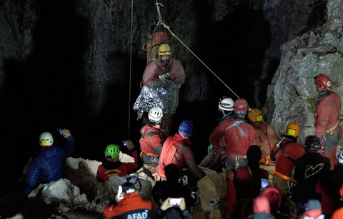 Hơn 170 nhân viên cứu hộ đã nỗ lực trong vòng 9 ngày để giải cứu ông Mark Dickey - Ảnh: REUTERS Hơn 170 nhân viên cứu hộ đã nỗ lực trong 9 ngày để giải cứu ông Mark Dickey - Ảnh: REUTERS