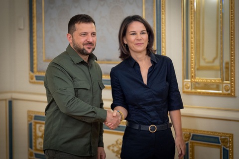 Tổng thống Ukraine Volodymyr Zelensky gặp Ngoại trưởng Đức Annalena Baerbock tại Kiev, Ukraine, ngày 11-9 - Ảnh: REUTERS Tổng thống Ukraine Volodymyr Zelensky gặp Ngoại trưởng Đức Annalena Baerbock tại Kiev, Ukraine, ngày 11-9 - Ảnh: REUTERS