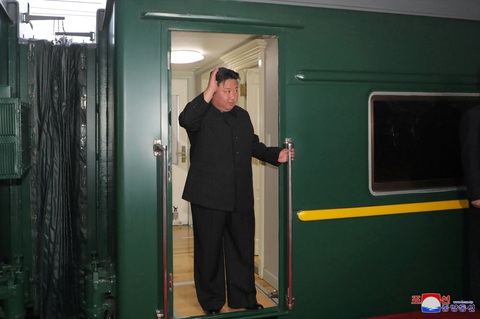 Nhà lãnh đạo Triều Tiên Kim Jong Un lên tàu hỏa để thăm Nga hôm 10-9 tại thủ đô Bình Nhưỡng Nhà lãnh đạo Triều Tiên Kim Jong Un lên tàu hỏa để thăm Nga hôm 10-9 tại thủ đô Bình Nhưỡng - Ảnh: KCNA