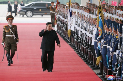 Nhà lãnh đạo Triều Tiên Kim Jong Un tại thủ đô Bình Nhưỡng ngày 10-9, trước khi lên tàu hỏa sang thăm Nga Nhà lãnh đạo Triều Tiên Kim Jong Un tại thủ đô Bình Nhưỡng ngày 10-9, trước khi lên tàu hỏa sang thăm Nga - Ảnh: KCNA