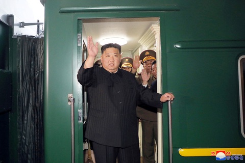 Nhà lãnh đạo Triều Tiên Kim Jong Un vẫy tay từ chuyến tàu riêng khi ông rời Bình Nhưỡng, Triều Tiên để thăm Nga, ngày 10-9 - Ảnh: KCNA Nhà lãnh đạo Triều Tiên Kim Jong Un vẫy tay từ chuyến tàu riêng khi ông rời Bình Nhưỡng, Triều Tiên để thăm Nga, ngày 10-9 - Ảnh: KCNA