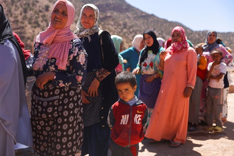 Động đất tại Morocco: chạy đua với thời gian để cứu người - Ảnh 5. Người dân Morocco xếp hàng chờ nhận cứu trợ sau động đất - Ảnh: REUTER