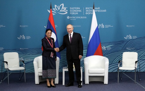 Tổng thống Putin gặp Phó chủ tịch nước Lào - Reuters Tổng thống Putin gặp Phó chủ tịch nước Lào Pany Yathotou ngày 12-9- Ảnh: REUTERS
