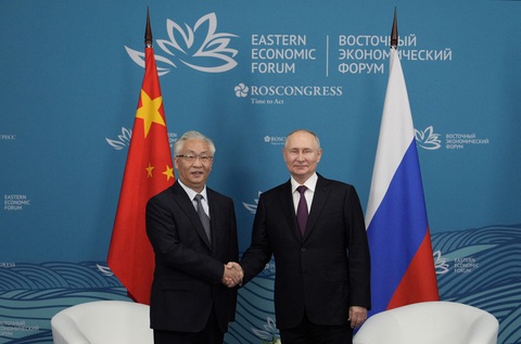 Tổng thống Nga Vladimir Putin gặp Phó thủ tướng Trung Quốc Trương Quốc Thanh ngày 12-9 - Ảnh: REUTERS Tổng thống Nga Vladimir Putin gặp Phó thủ tướng Trung Quốc Trương Quốc Thanh ngày 12-9 - Ảnh: REUTERS