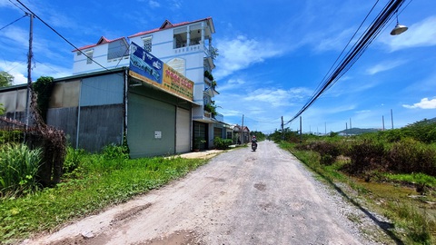Lái xe tông cổng UBND tỉnh Khánh Hòa chuyển viện vào TPHCM, nhà đất bị trong dự án - Ảnh 1. Nhà xưởng doanh nghiệp tại thôn Phú Ân Nam (xã Diên An, huyện Diên Khánh, tỉnh Khánh Hòa) của lái xe tông thủng cổng trụ sở UBND tỉnh Khánh Hòa - Ảnh: PHAN SÔNG NGÂN (chụp trưa 12-9-2023)