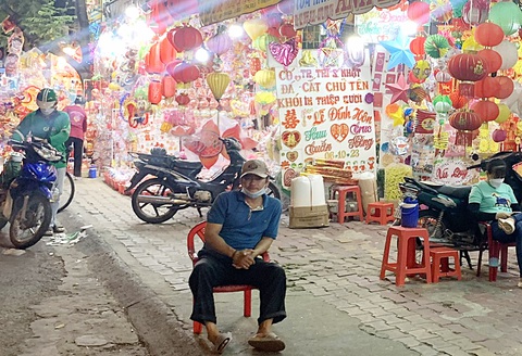 Không chỉ với bánh trung thu, sức mua đối với đồ trang trí, lồng đèn năm nay cũng yếu hơn mọi năm - Ảnh: LÂM QUỐC VIỆT Không chỉ với bánh trung thu, sức mua đối với đồ trang trí, lồng đèn năm nay cũng yếu hơn mọi năm - Ảnh: LÂM QUỐC VIỆT