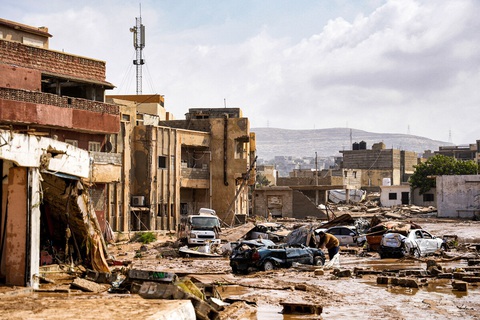 10.000 người mất tích trong lũ lụt chưa từng có ở Libya, thi thể khắp nơi - Ảnh 1. Ô tô và nhà cửa bị phá hủy trong lũ lụt ở thành phố Derna, phía đông Libya - Ảnh: AFP