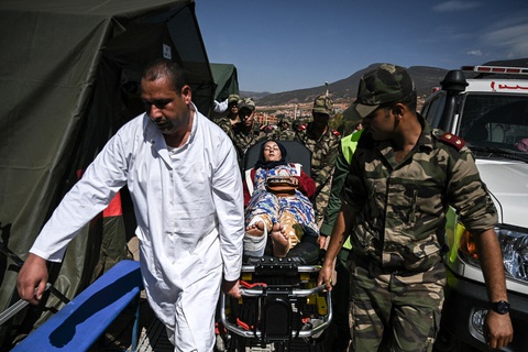 Động đất tại Morocco: chạy đua với thời gian để cứu người - Ảnh 3. Một người bị thương được đưa đến bệnh viện dã chiến của quân đội - Ảnh: AFP