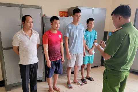 Các bị can vụ phá khóa hành lý ký gửi ở sân bay Nội Bài tại cơ quan công an - Ảnh: Công an cung cấp Các bị can tại cơ quan công an - Ảnh: Công an cung cấp