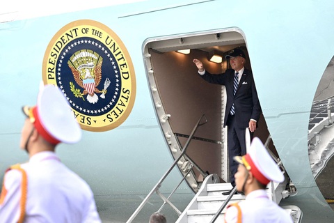 Chuyến thăm Việt Nam của Tổng thống Joe Biden qua ảnh - Ảnh 17. Tổng thống Mỹ Joe Biden vẫy tay chào khi lên chuyên cơ tại sân bay Nội Bài rời Hà Nội chiều 11-9, kết thúc tốt đẹp chuyến công du Việt Nam - Ảnh: REUTERS