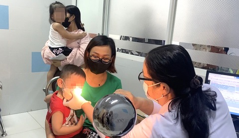 Phụ huynh đưa con đến Bệnh viện Nhi đồng 2 (TP.HCM) khám vì bị đau mắt đỏ - Ảnh: X.MAI Phụ huynh đưa con đến Bệnh viện Nhi đồng 2 (TP.HCM) khám vì bị đau mắt đỏ - Ảnh: X.MAI