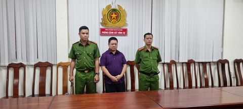 Công an TP.HCM bắt người lừa 'chạy án' cho nguyên Cục trưởng Cục đăng kiểm - Ảnh 2. Nguyễn Văn Chung tại cơ quan công an - Ảnh: Công an cung cấp