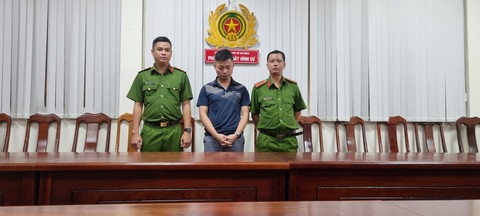Công an TP.HCM bắt người lừa 'chạy án' cho nguyên Cục trưởng Cục đăng kiểm - Ảnh 1. Lại Thái Phong tại cơ quan công an - Ảnh: Công an cung cấp