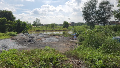 Hai anh em ruột đuối nước thương tâm ở Bình Chánh - Ảnh 1. Khu vực ao nước - nơi phát hiện thi thể hai bé trai - Ảnh: B.H.