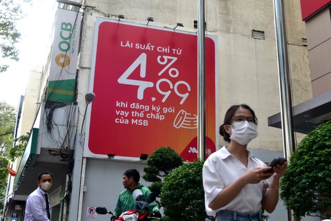 Nhiều ngân hàng giảm lãi suất cho vay kích thích dòng vốn lưu thông (ảnh chụp ngày 11-9) - Ảnh: T.T.D. Nhiều ngân hàng giảm lãi suất cho vay kích thích dòng vốn lưu thông (ảnh chụp ngày 11-9) - Ảnh: T.T.D.