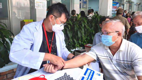 Người cao tuổi ở TP.HCM đang mắc bệnh gì nhiều nhất? - Ảnh 1. Người cao tuổi đang được thăm khám sức khỏe miễn phí tại Trạm y tế phường Linh Trung (TP Thủ Đức) - Ảnh: THU HIẾN
