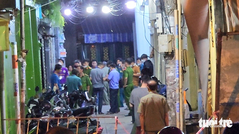 Điều tra vụ hai anh em ruột chết bất thường trong căn nhà ở quận 8 - Ảnh 1. Lực lượng chức năng phong tỏa hẻm vào căn nhà nơi phát hiện vụ việc - Ảnh: NGỌC KHẢI