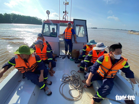 Tìm thấy bé trai trong vụ hai mẹ con nghi nhảy cầu Cổ Chiên mất tích - Ảnh 1. Công an tìm kiếm người mẹ mất tích nghi do nhảy cầu Cổ Chiên - Ảnh: C.A.