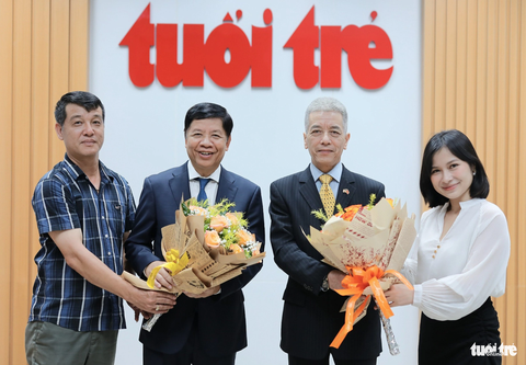 Chuyến thăm Việt Nam của Tổng thống Biden tạo nhiều dấu ấn - Ảnh 9. Đại diện báo Tuổi Trẻ tặng hoa cho hai chuyên gia khách mời tham dự tọa đàm chiều 11-9 - Ảnh: DANH KHANG