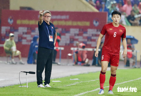 Tuyển Việt Nam tập trung trở lại vào đầu tháng 10 cho 3 trận FIFA Days - Ảnh 2. HLV Philippe Troussier chỉ đạo ở trận giao hữu với Palestine - Ảnh: N.K.