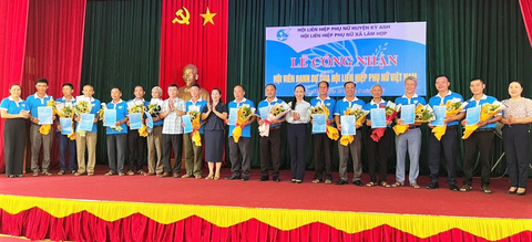 Hà Tĩnh có 31 nam giới được công nhận hội viên danh dự Hội Liên hiệp phụ nữ - Ảnh 1. Hội Liên hiệp phụ nữ xã Lâm Hợp (huyện Kỳ Anh) tổ chức lễ công nhận hội viên danh dự là nam giới vào Hội Liên hiệp phụ nữ Việt Nam - Ảnh: H.A.