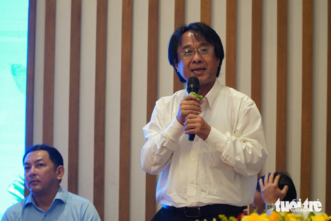 Nông dân hỏi chuyện ‘đầu ra’ với chuyên gia nông nghiệp- Ảnh 2. PGS - TS. Quang Minh Nhựt giải đáp cho các nhà nông - Ảnh: CHÍ HẠNH