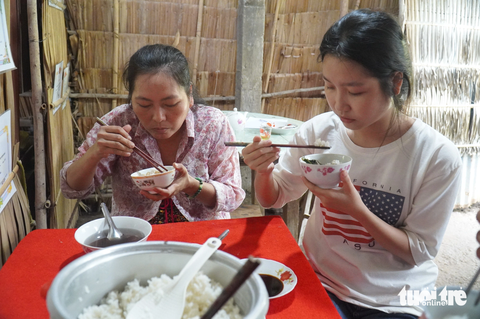 Suốt nhiều năm qua, mâm cơm của mấy mẹ con chị Hương là những dĩa rau luộc hái ngoài vườn chấm chao - Ảnh: MẬU TRƯỜNG Suốt nhiều năm, mâm cơm của mấy mẹ con chị Hương là những dĩa rau luộc hái ngoài vườn chấm tương, chao - Ảnh: MẬU TRƯỜNG