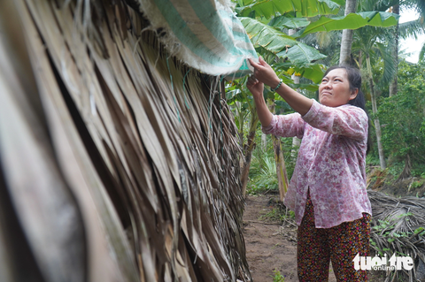 Căn nhà lá dột trước trống sau của chị Hương không đủ che nắng mưa cho ba mẹ con nên mỗi lần mưa xuống, trong nhà nước chảy lênh láng - Ảnh: MẬU TRƯỜNG Căn nhà lá dột trước trống sau của chị Hương không đủ che nắng mưa cho ba mẹ con, nên mỗi lần mưa xuống trong nhà nước chảy lênh láng - Ảnh: MẬU TRƯỜNG