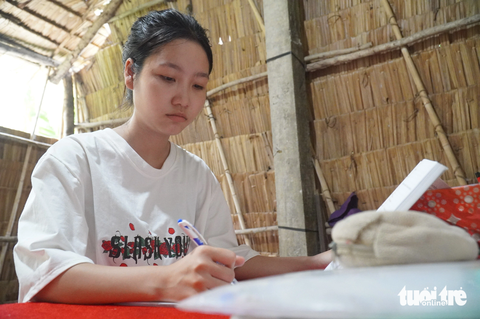 Dù hoàn cảnh khó khăn nhưng Tuyền và anh trai vẫn rất hiếu học - Ảnh: MẬU TRƯỜNG Dù hoàn cảnh khó khăn nhưng Tuyền và anh trai vẫn rất hiếu học - Ảnh: MẬU TRƯỜNG