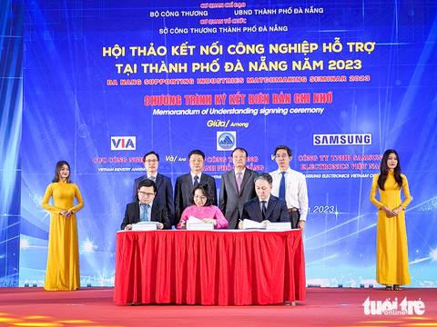 Samsung giúp miền Trung xây dựng nhà máy thông minh - Ảnh 1. Ký kết ghi nhớ hợp tác triển khai dự án phát triển nhà máy thông minh cho doanh nghiệp Đà Nẵng và khu vực miền Trung - Ảnh: TẤN LỰC