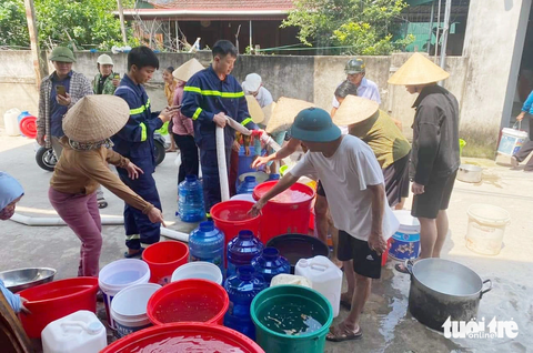 Điều xe cứu hỏa cấp nước 'giải khát' cho bà con Hồng Lĩnh - Ảnh 1. Cảnh sát chữa cháy dùng xe bồn chở nước sạch về tận nhà dân ở thị xã Hồng Lĩnh, Hà Tĩnh - Ảnh: N.THẮNG