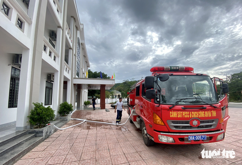 Điều xe cứu hỏa cấp nước 'giải khát' cho bà con Hồng Lĩnh - Ảnh 2. Xe chữa cháy được điều động để cung cấp nước sạch cho trụ sở làm việc các đoàn thể thị xã Hồng Lĩnh sáng 12-9