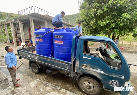 Điều xe cứu hỏa cấp nước 'giải khát' cho bà con Hồng Lĩnh - Ảnh 5. Công nhân Nhà máy nước Hồng Lĩnh dùng xe chở bồn nước tăng cường cho các khu dân cư